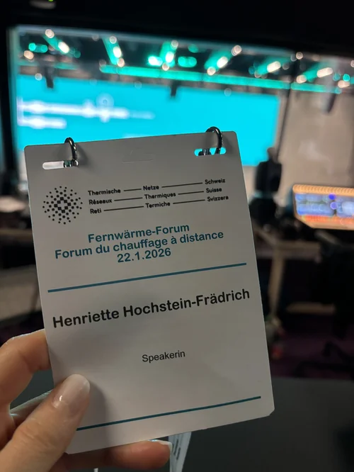 Speaker-Badge „Henriette Hochstein-Frädrich, Speakerin" beim Fernwärme-Forum 2026 in Bern